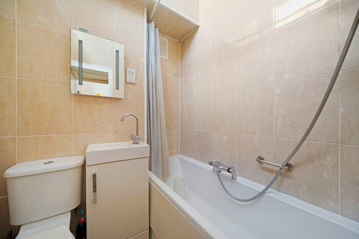 3 Bedroom Semi-Detached House To Rent In Anderton Close, London, SE5
