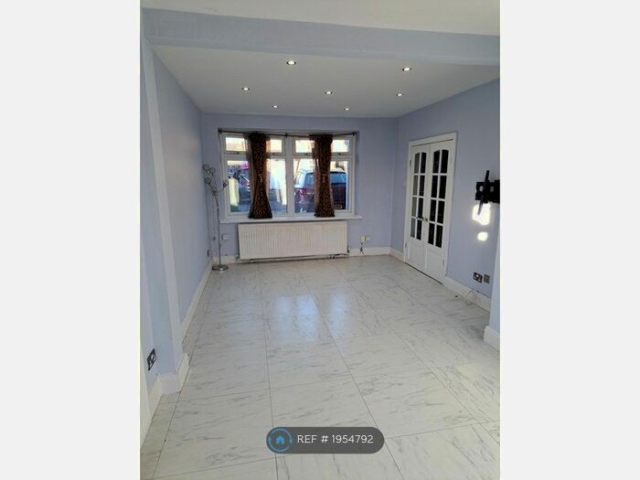 3 Bedroom Terraced House To Rent In Pemberton Road, Slough, SL2