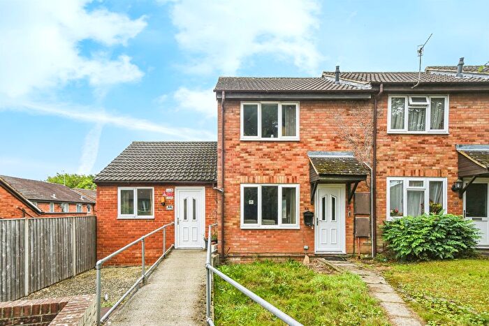 3 Bedroom End Of Terrace House For Sale In Marigold Close, Swindon, SN2