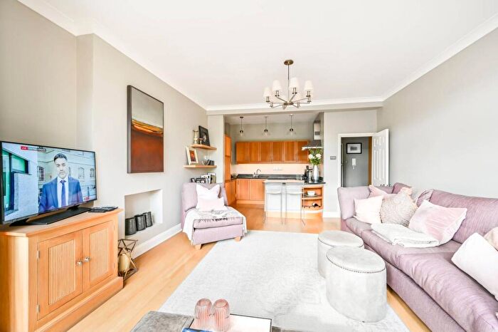 2 Bedroom Flat To Rent In Bolingbroke Grove, Wandsworth Common, London, SW11