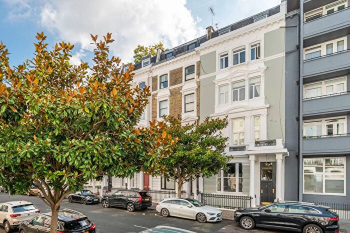 2 Bedroom Flat For Sale In Arundel Gardens, Notting Hill, London, W11
