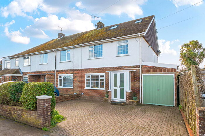 4 Bedroom End Of Terrace House For Sale In Spacious Family Home With Ft South Facing Garden & Parking, ME8