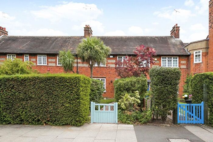 3 Bedroom Terraced House To Rent In Brentham Way, Ealing, W5