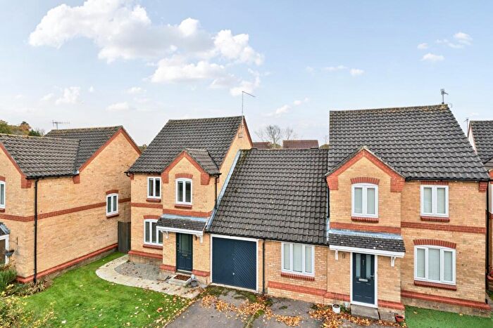 3 Bedroom Semi Detached House To Rent In Kaye Don Way Weybridge, KT13