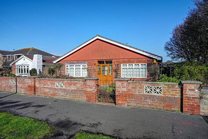 3 Bedroom Detached Bungalow For Sale In Links Road, Gorleston, Great Yarmouth, NR31