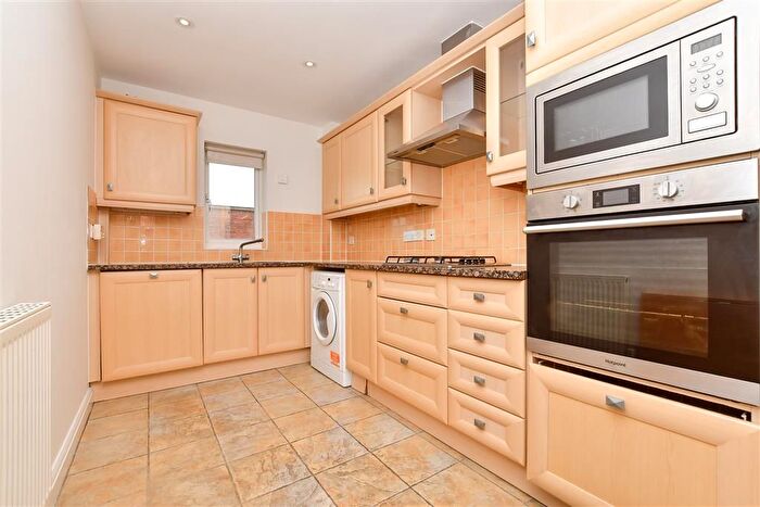 3 Bedroom Flat For Sale In Wingfield Court, Banstead, Surrey, SM7