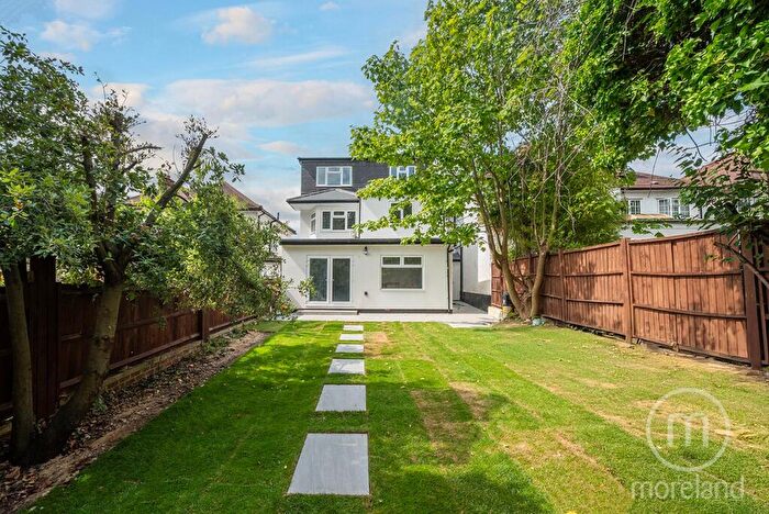 6 Bedroom Semi-Detached House For Sale In Cheyne Walk, Hendon, NW4