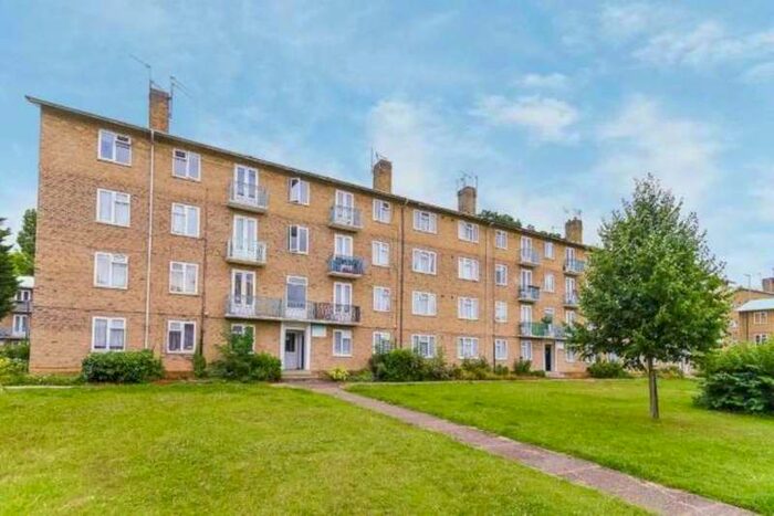 2 Bedroom Flat To Rent In Pinner Grove, Pinner, HA5