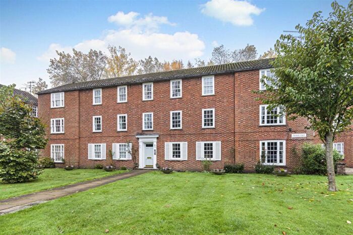 3 Bedroom Flat For Sale In Fairmile Court, Henley-On-Thames, RG9