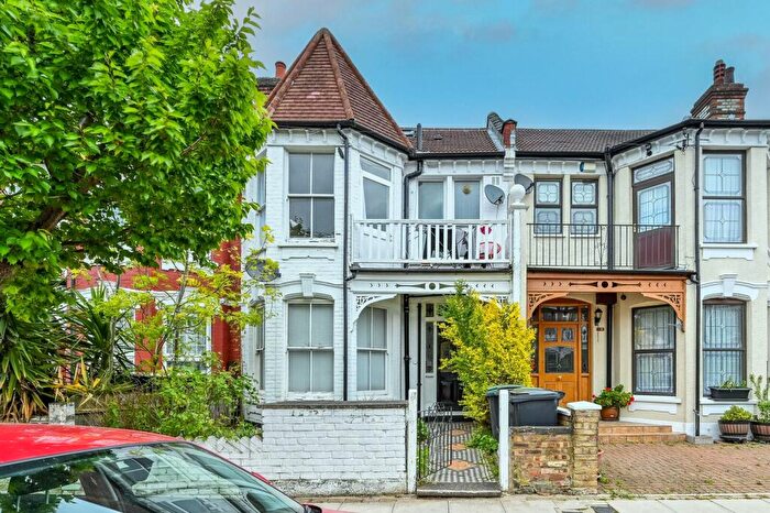 3 Bedroom Flat For Sale In Woodside Road, , Wood Green, London, N22