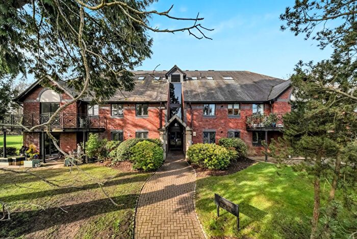 2 Bedroom Flat For Sale In Woburn Park, Woburn Hill, Addlestone, KT15