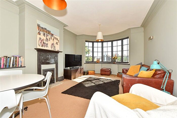 2 Bedroom Flat For Sale In North Road Bay, Sandwich Bay, Sandwich, Kent, CT13