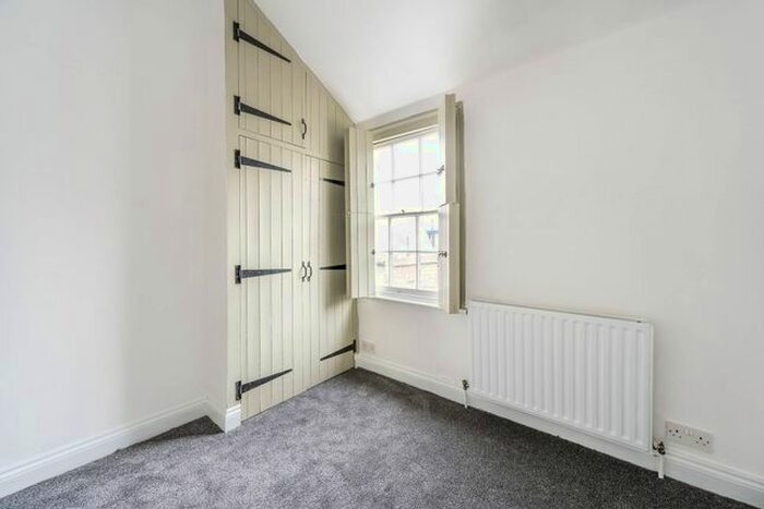 2 Bedroom Cottage To Rent In Lancaster Cottages, Richmond, TW10
