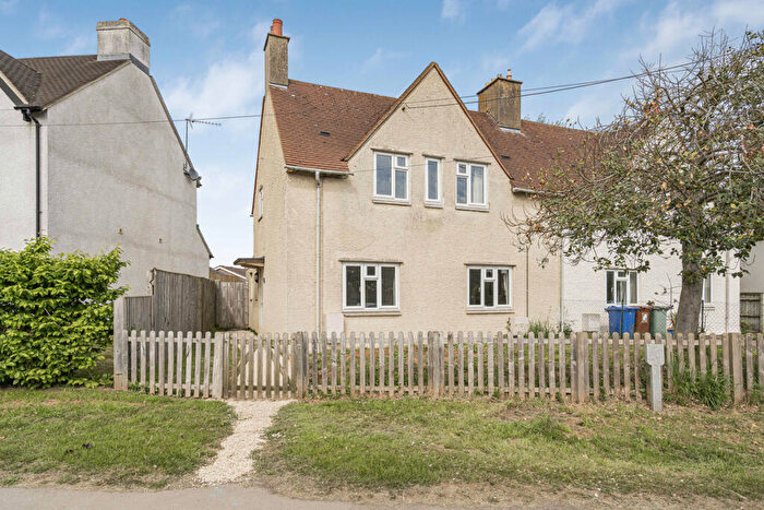 3 Bedroom Semi-Detached House For Sale In Banbury Road, Kidlington, OX5