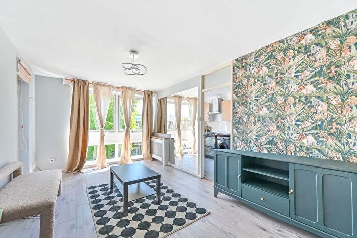 1 Bedroom Flat For Sale In St Ann's Road, Holland Park, London, W11