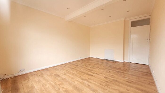 1 Bedroom Flat To Rent In Colney Hatch Lane, London, N10