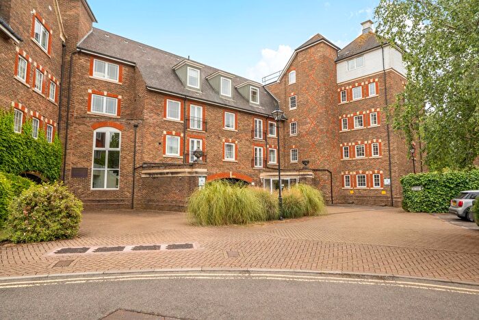2 Bedroom Flat For Sale In Mortley Close, Tonbridge, Kent, TN9