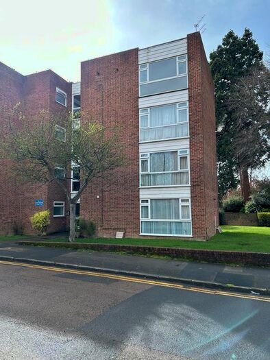 1 Bedroom Flat To Rent In Cedar Gardens, Sutton, SM2
