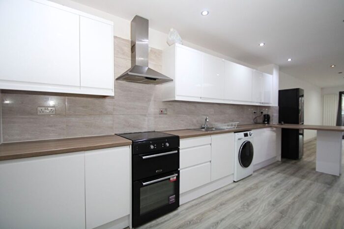 2 Bedroom Flat To Rent In Whitehorse Lane, London, SE25