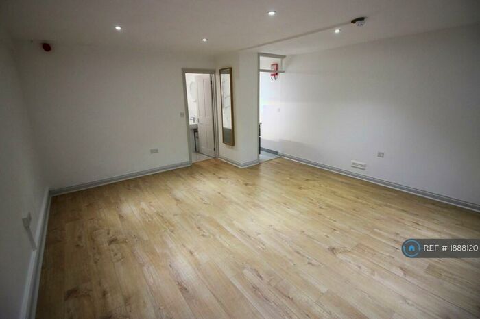 Studio To Rent In Lee High Road, London, SE12