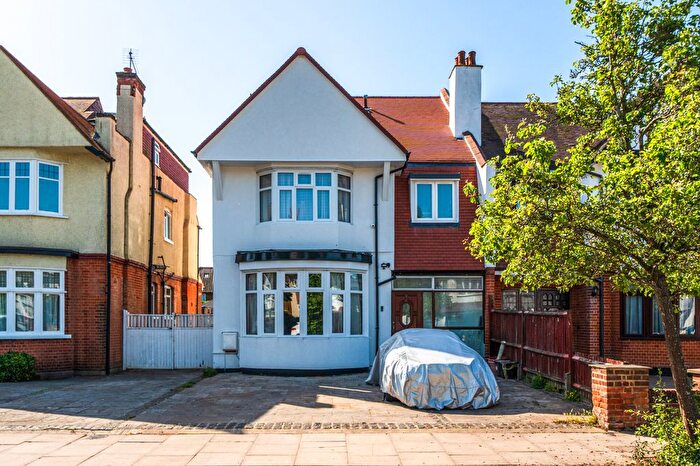 6 Bedroom Semi-detached House For Sale In Chandos Avenue, Whetstone, N20