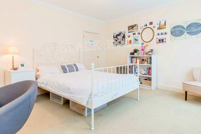4 Bedroom Flat To Rent In Drummond Street, NW1