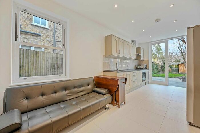 2 Bedroom Flat To Rent In Segdford Road, Shepherds Bush, W12