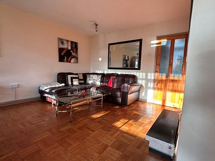 3 Bedroom Maisonette To Rent In Garden Royal, Putney, SW15