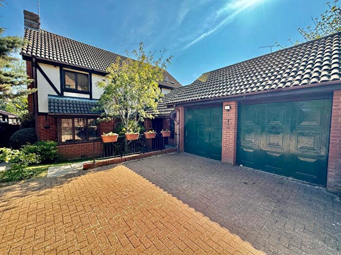 5 Bedroom Detached House For Sale In Perrymead, Wigmore, Luton, Bedfordshire, LU2