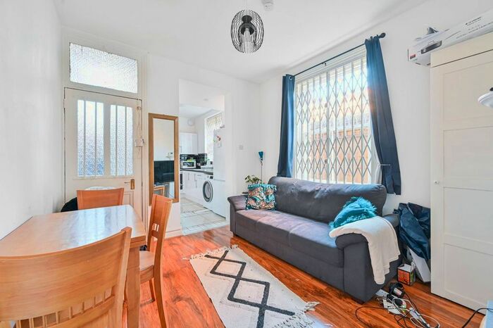 3 Bedroom Flat To Rent In Effra Mansions, Brixton, London, SW2