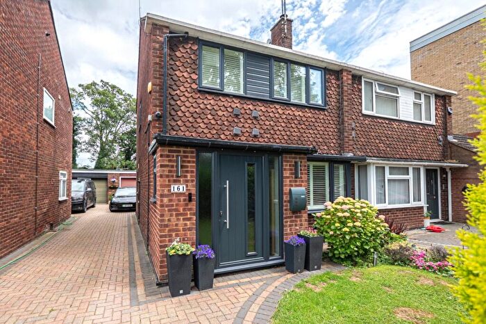 3 Bedroom Semi-Detached House For Sale In London Road, Dunstable, Bedfordshire, LU6