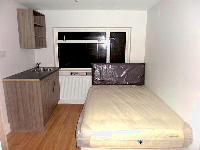 1 Bedroom Studio Flat To Rent In Sutherland Avenue, Hayes, Middlesex, UB3