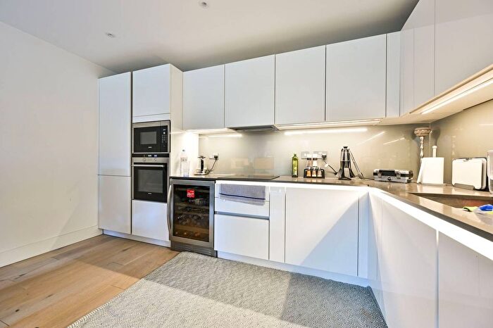 2 Bedroom Flat To Rent In Westbourne Apartments, Fulham, London, SW6