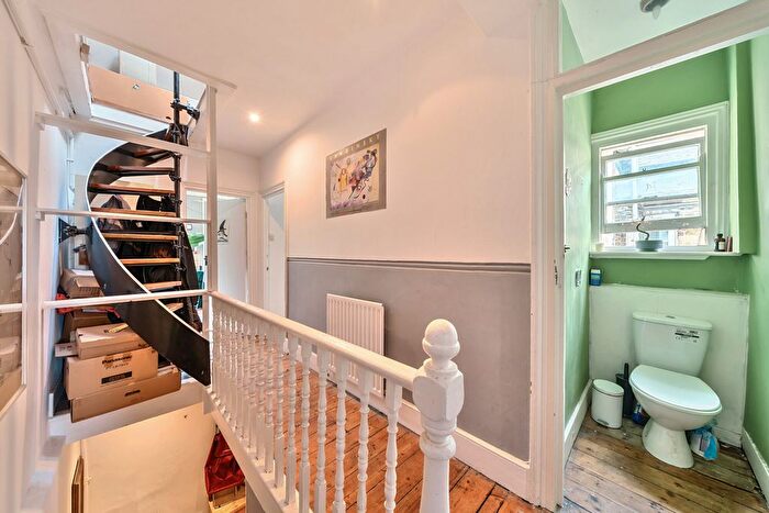 2 Bedroom Flat For Sale In Coldharbour Lane, Camberwell, London, SE5