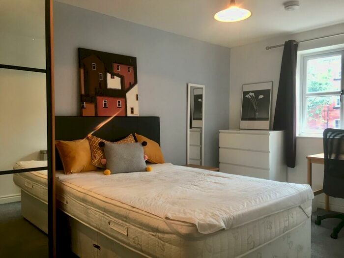 2 Bedroom Flat To Rent In Kensington Terrace, Hyde Park, Leeds, LS6