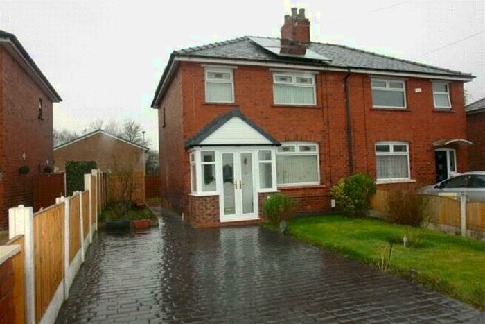 3 Bedroom Semi-Detached House To Rent In Park View, Chadderton, Oldham, Greater Manchester, OL9