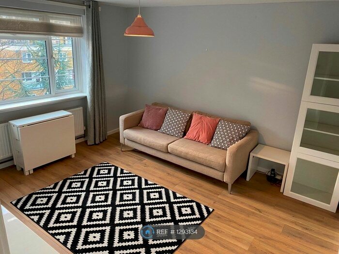 2 Bedroom Flat To Rent In Crownstone Court, London, SW2