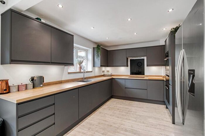 4 Bedroom End Of Terrace House For Sale In Eight Acres, Tring, HP23