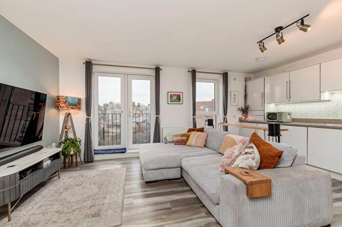 2 Bedroom Flat For Sale In / Stanley Place, Edinburgh, EH7