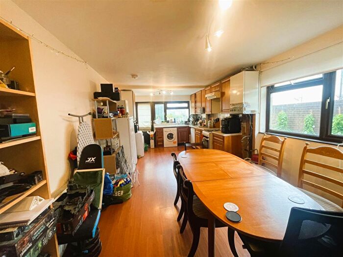 5 Bedroom Semi Detached House To Rent In Waterloo Road, Freemantle, SO15