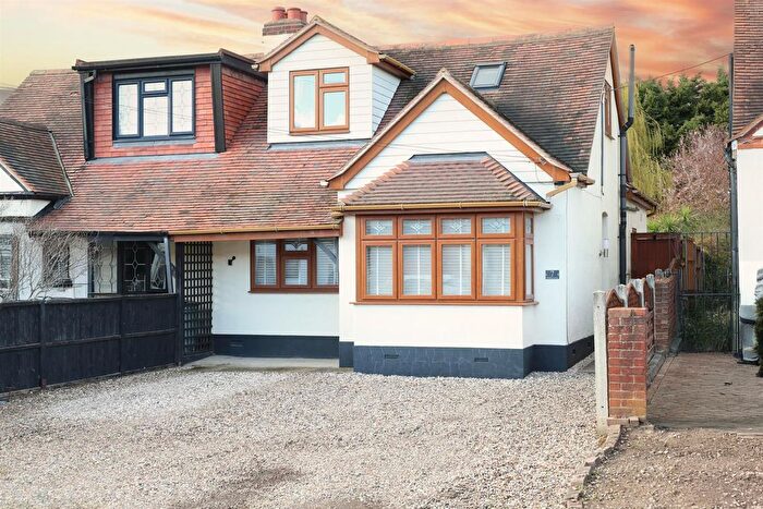 4 Bedroom Semi Detached House For Sale In Windsor Gardens, Hockley, SS5