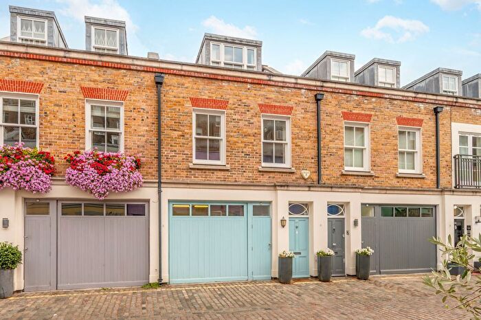 4 Bedroom Property For Sale In Conduit Mews, Hyde Park Estate, London, W2