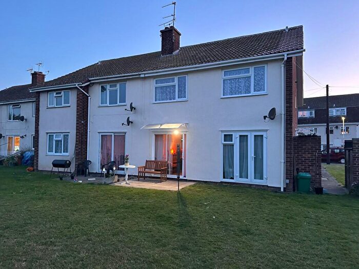 2 Bedroom Flat For Sale In Woodford Court, Birchington, Kent, CT7