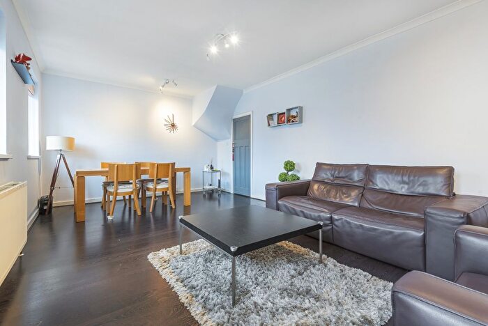 3 Bedroom Flat To Rent In Hereford Road, London, W3