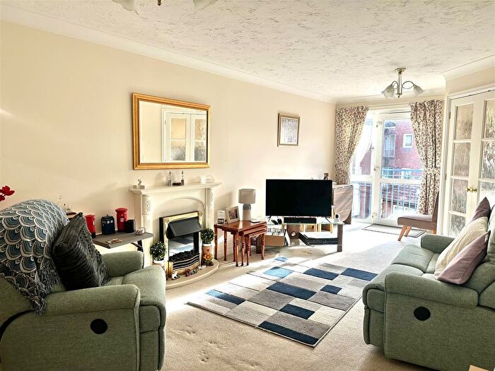 1 Bedroom Flat For Sale In Beach Road, Lee-On-The-Solent, PO13