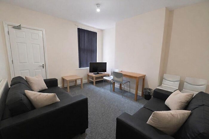 4 Bedroom House Of Multiple Occupation To Rent In Rothesay Avenue, Nottingham, NG7