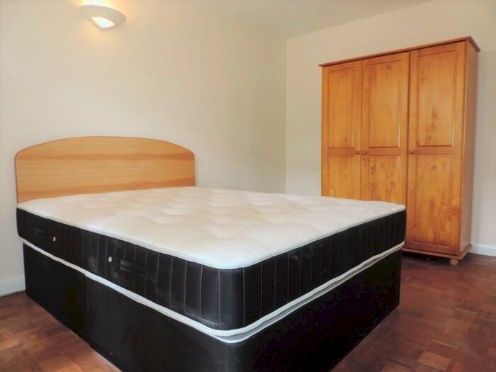 5 Bedroom Semi-Detached House To Rent In St Johns Rd, Guildford, GU2