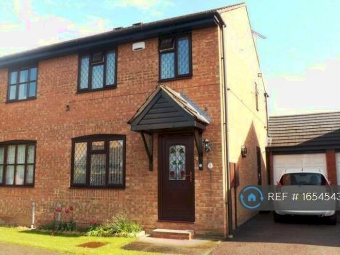 3 Bedroom Semi-Detached House To Rent In Old School Place, Banbury, OX16