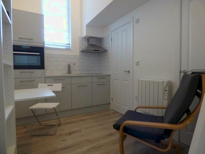 Studio To Rent In Victoria Road, Swindon, SN1