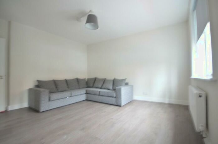 3 Bedroom Apartment To Rent In Grundy Street, London, E14
